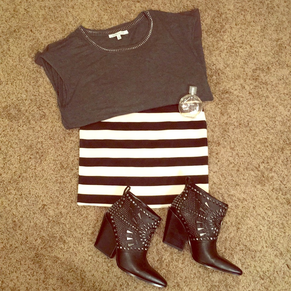 LIKE NEW FOREVER 21 Black & White Striped Mini Skirt - Picture 3 of 8